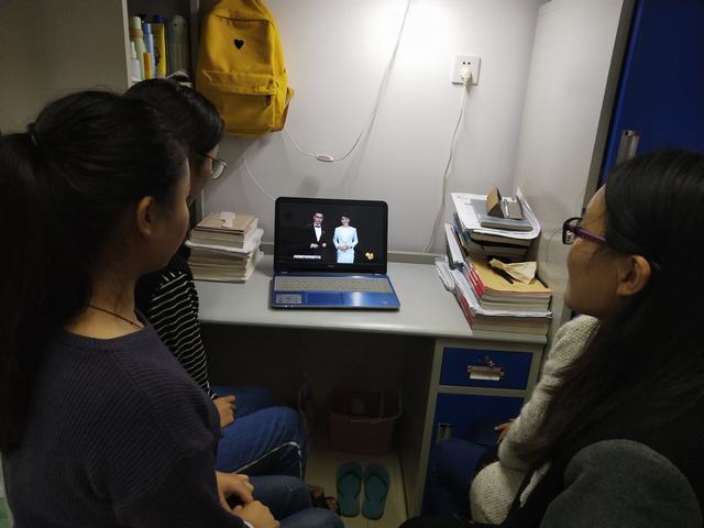 学生观看2.jpg 学生观看2.jpg